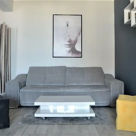 2 Steps Apartment