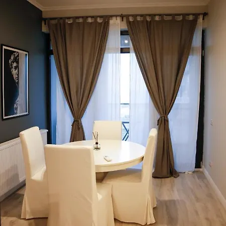 2 Steps Apartment *